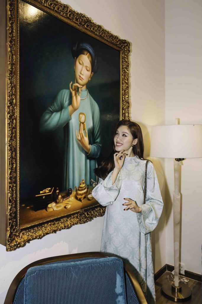 Thanh Thanh Huyền cười rạng rỡ bên bức tranh chân dung người phụ nữ mặc áo dài