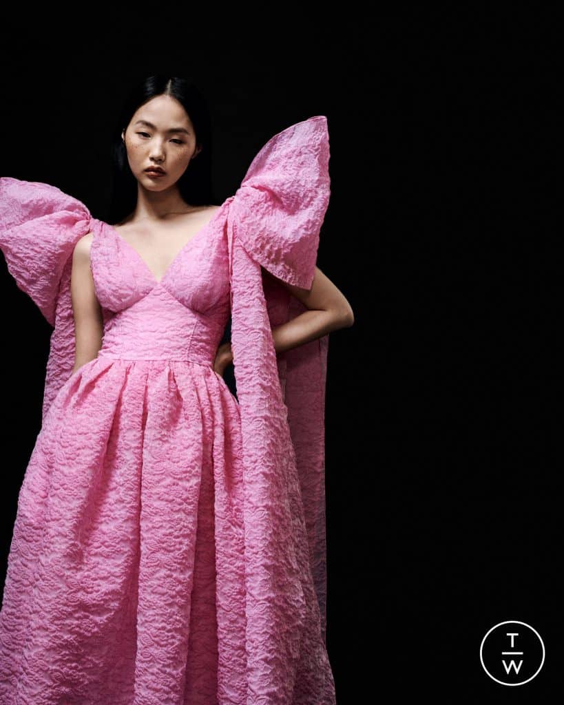Người mẫu châu Á diện chiếc váy hồng phấn bồng bềnh với tay áo lớn