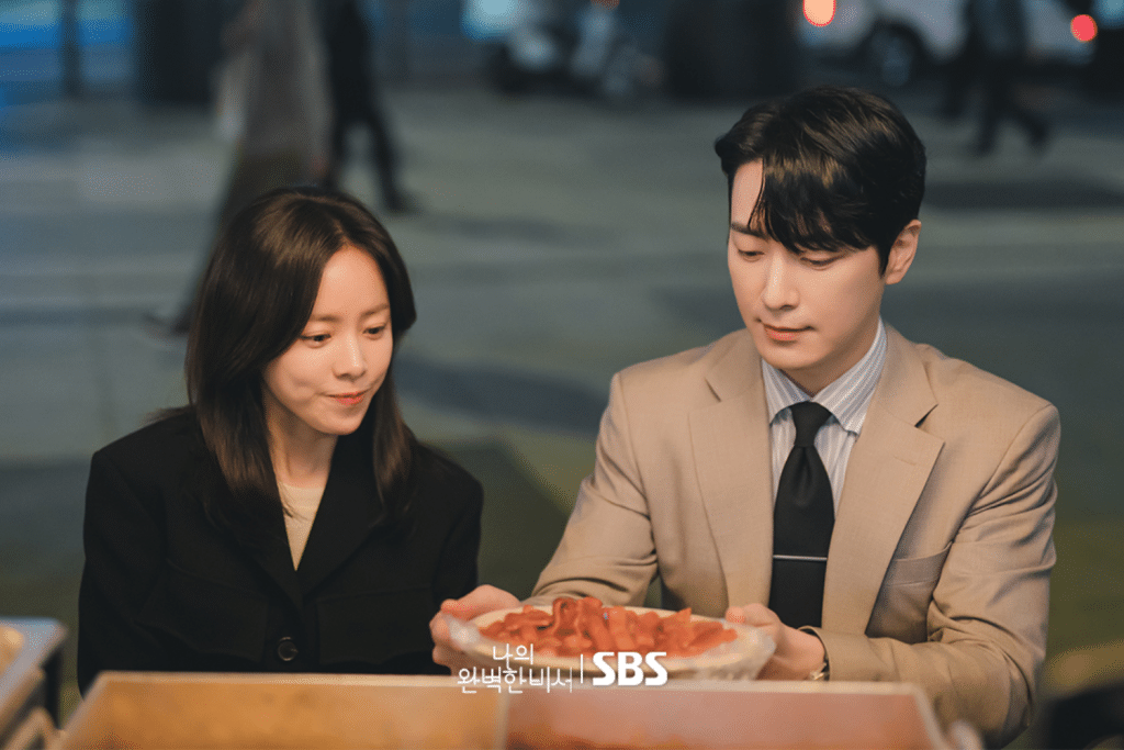 Cặp đôi trong phim Hàn trao nhau ánh mắt tình tứ bên bàn ăn