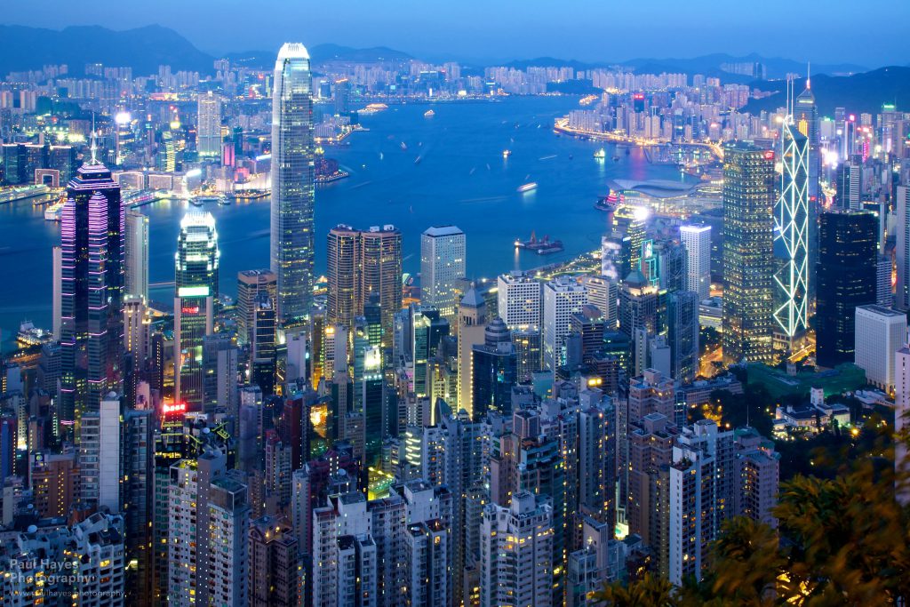 Toàn cảnh Hong Kong lung linh về đêm với nhiều tòa nhà cao tầng và vịnh biển xanh
