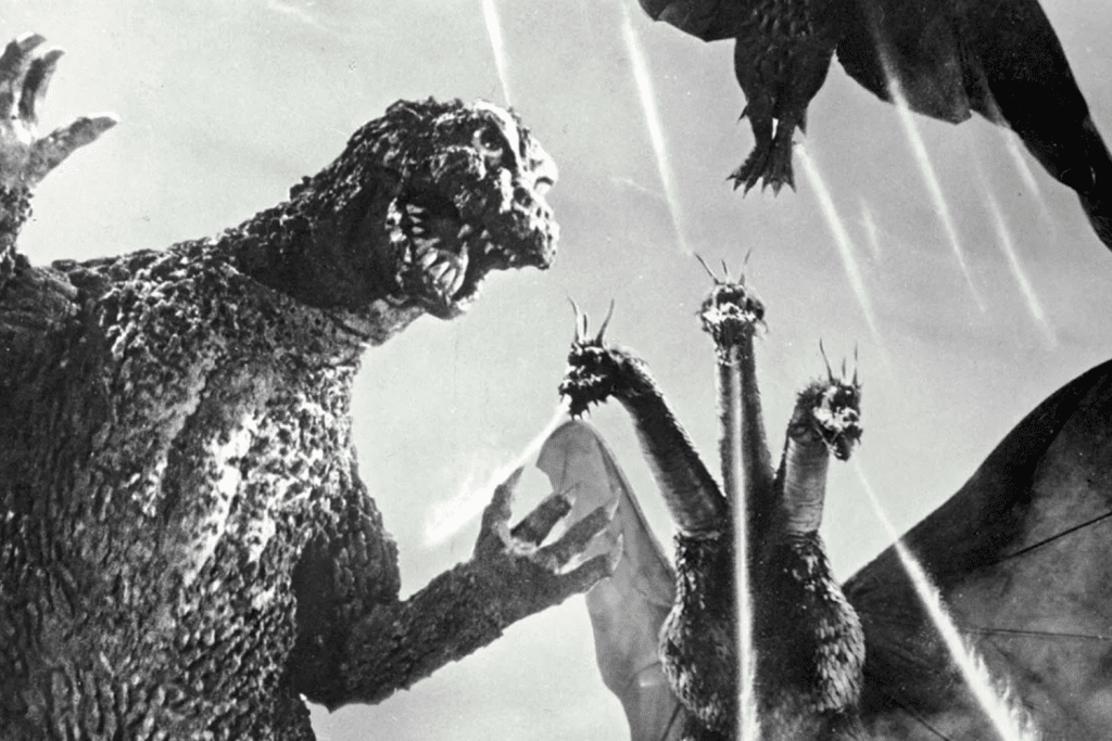 Godzilla đối đầu với quái vật nhiều đầu trong một khung cảnh đen trắng đầy kịch tính