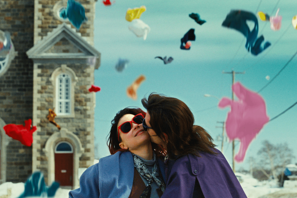 Hai người phụ nữ ôm nhau giữa trời đầy khăn giấy màu sắc