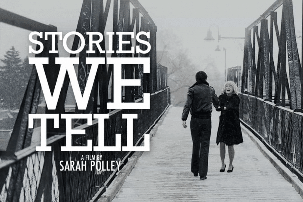 Cặp đôi lớn tuổi nắm tay nhau đi trên cầu sắt trong tông màu đen trắng