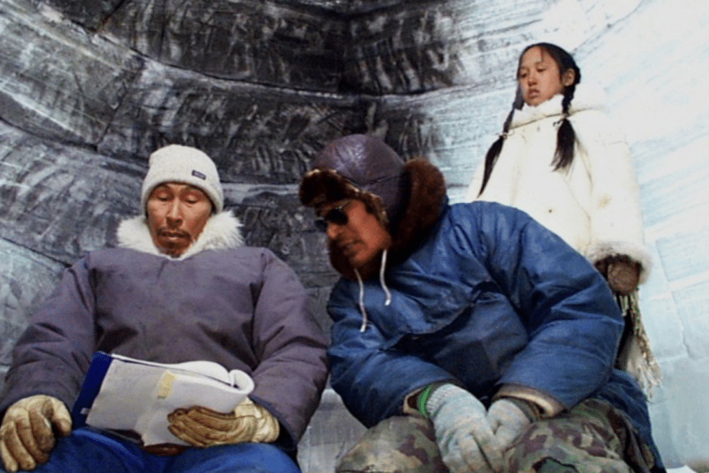 Ba người Inuit ngồi trong igloo tuyết lạnh giá trao đổi tài liệu