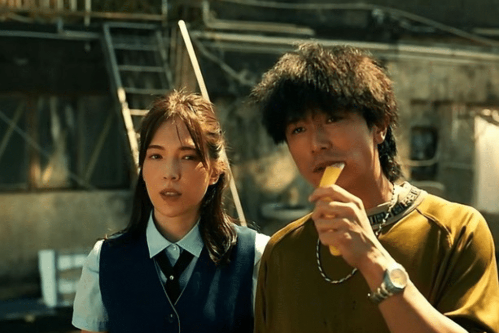 Cặp đôi học sinh thời xưa cùng nhau ăn kem và nhìn về phía trước