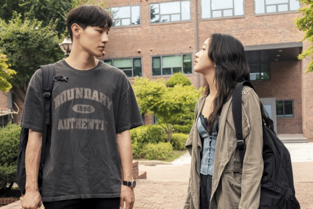 Kim Go Eun và bạn diễn trao đổi ánh mắt căng thẳng trước cổng trường học