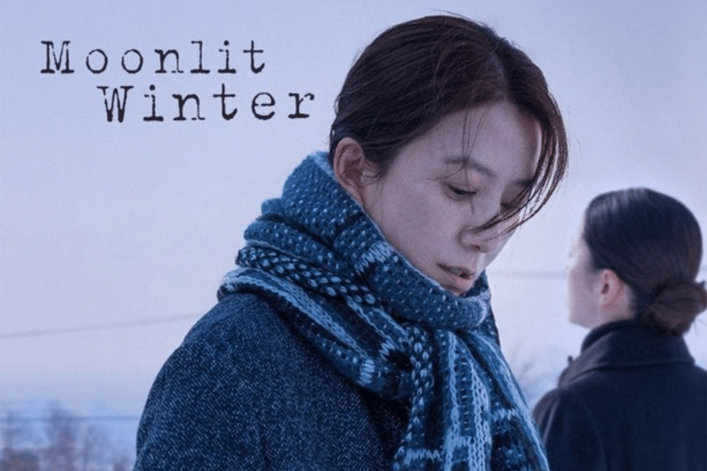 Người phụ nữ buồn bã cúi đầu trong thời tiết lạnh giá