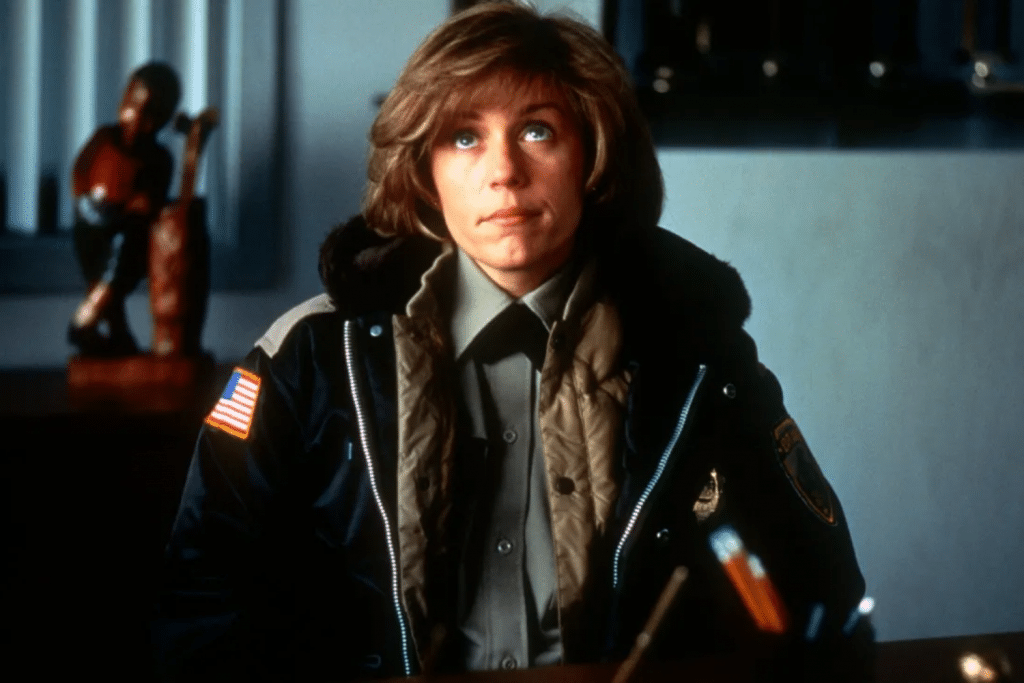 Nữ cảnh sát nhìn lên với vẻ suy tư trong bộ đồng phục màu xanh đậm