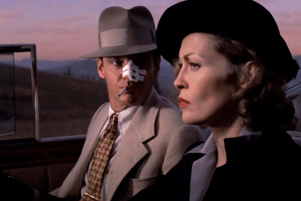 Một người đàn ông bị thương trên mặt và một người phụ nữ đang nhìn ra ngoài cửa sổ xe