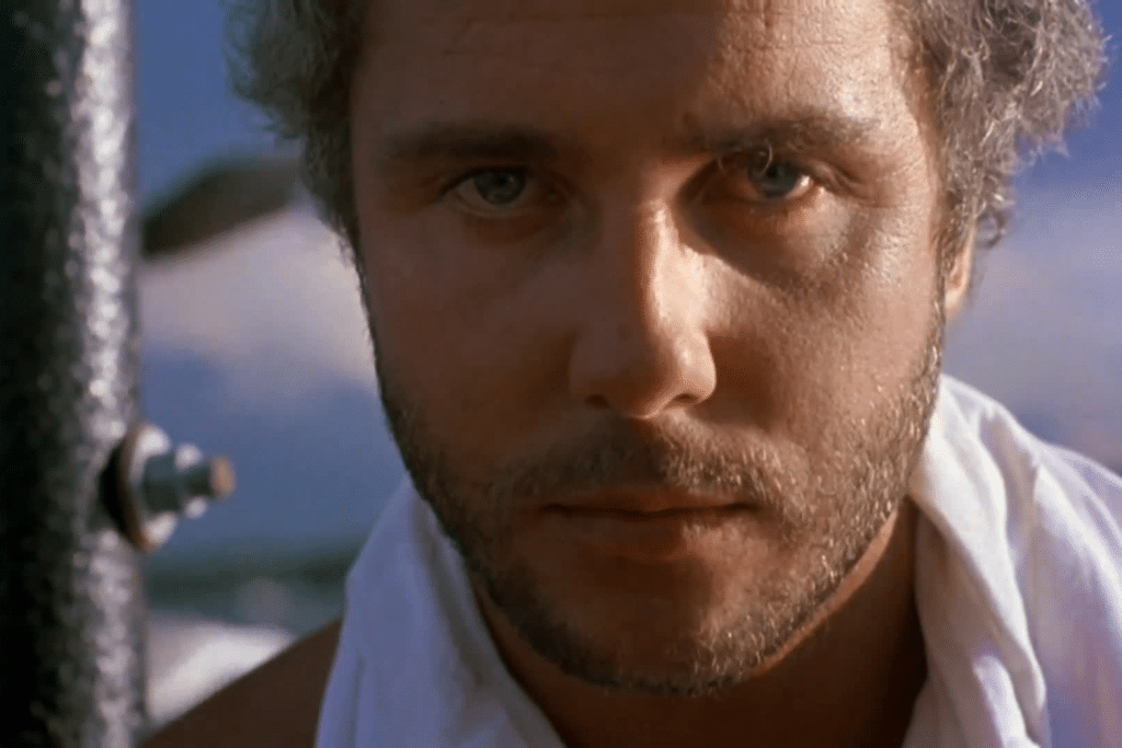 Chân dung người đàn ông râu ria với ánh mắt nhìn thẳng đầy suy tư