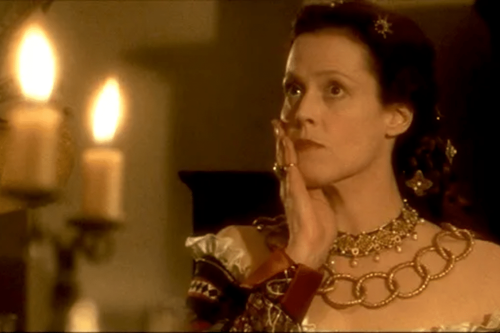 Người phụ nữ trang điểm quý phái nhìn xa xăm bên cạnh ngọn nến lung linh