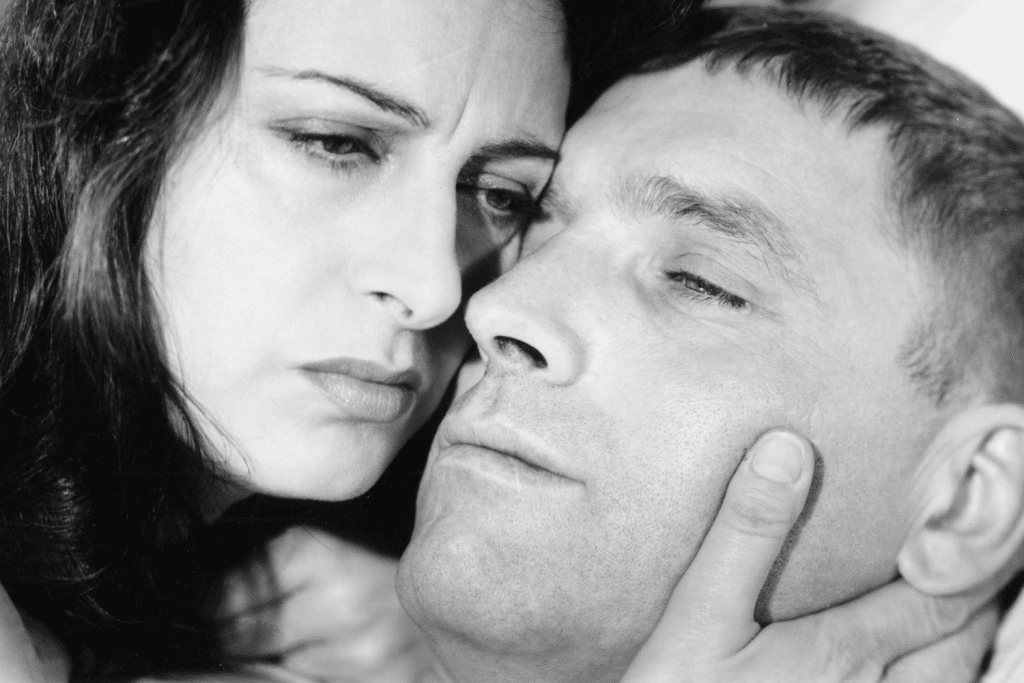 Chân dung một cặp đôi ôm nhau thân mật ánh mắt buồn bã