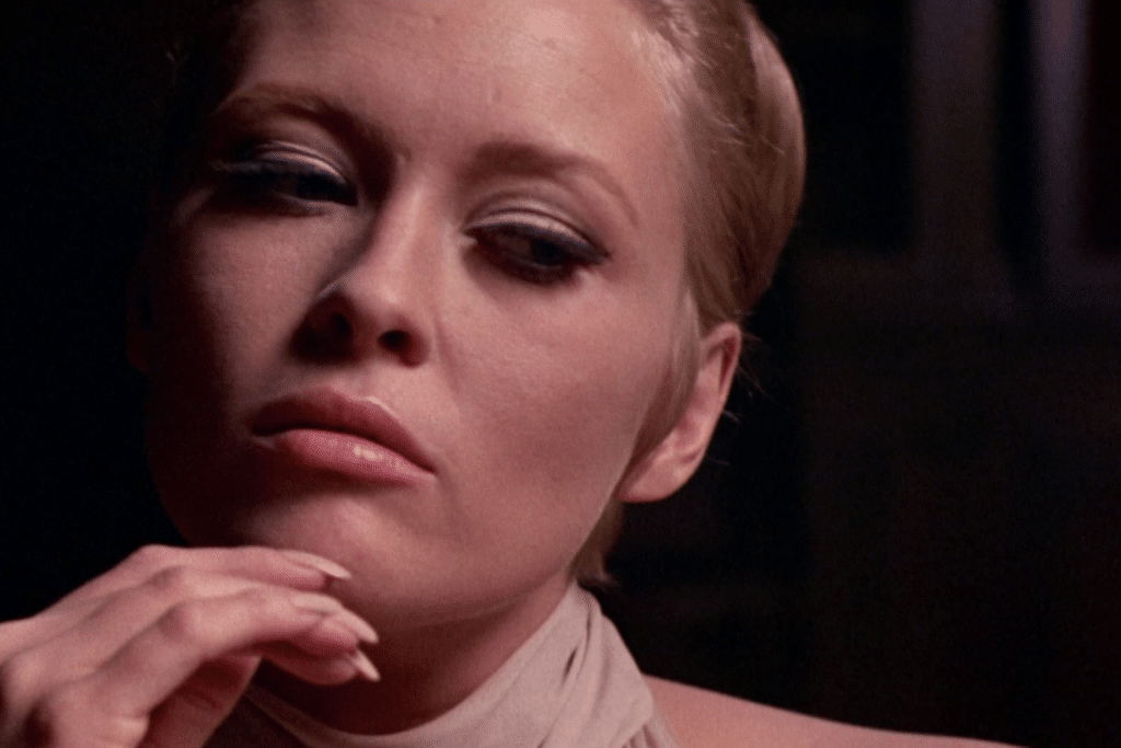 Nữ diễn viên với ánh mắt buồn nhìn và kiểu tóc cổ điển