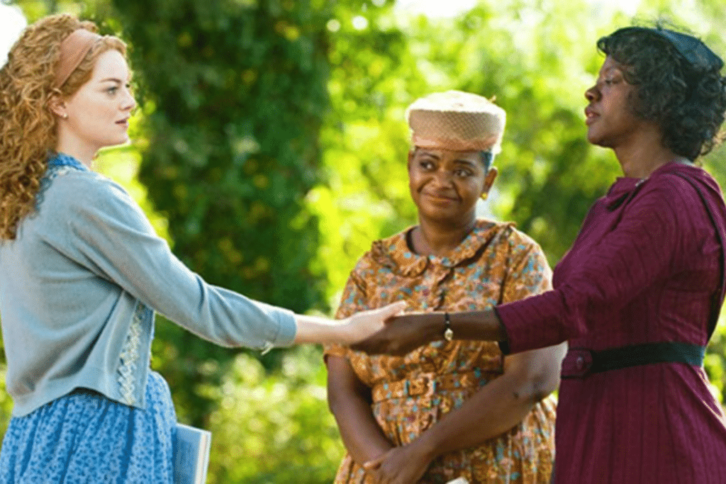 Ba phụ nữ trao nhau cái bắt tay thân thiện trong khung cảnh thiên nhiên tươi đẹp