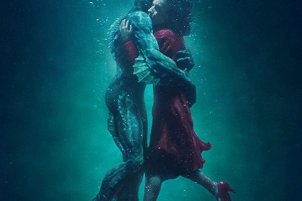 Cặp đôi ôm nhau dưới nước xanh thẳm một người là người cá