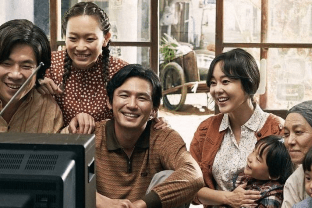 Gia đình hạnh phúc quây quần xem tivi trong khung cảnh ấm áp