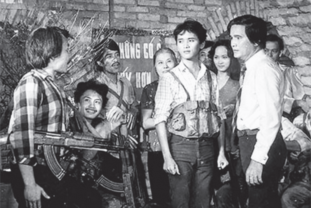 Nhóm người trong phim với trang phục và vũ khí thể hiện bối cảnh chiến tranh