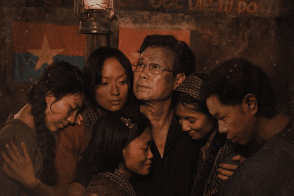 Nhóm người dân ôm nhau trong địa đạo tối tăm dưới ánh đèn dầu