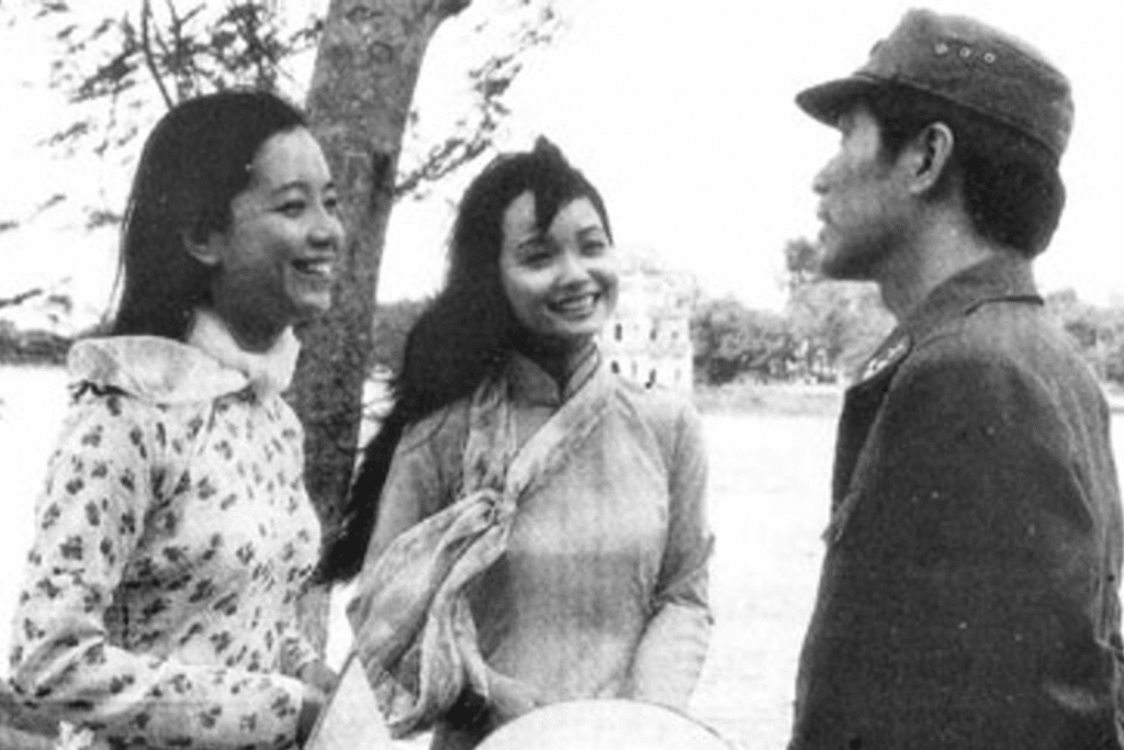 Ba người phụ nữ và một người đàn ông mặc quân phục đang trò chuyện ngoài trời