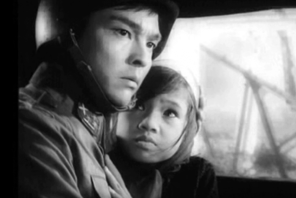 Người lính và cô bé nhìn ra phía cửa sổ với vẻ trầm tư