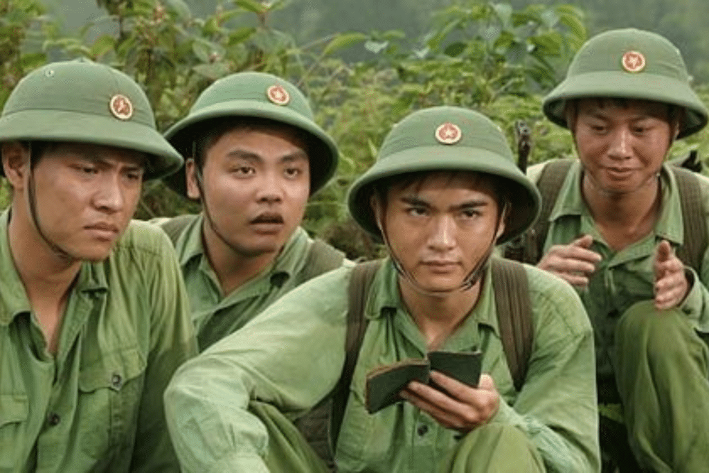 Bốn chiến sĩ quân đội nhân dân Việt Nam đội mũ bảo hiểm xanh lá cây nhìn về phía trước