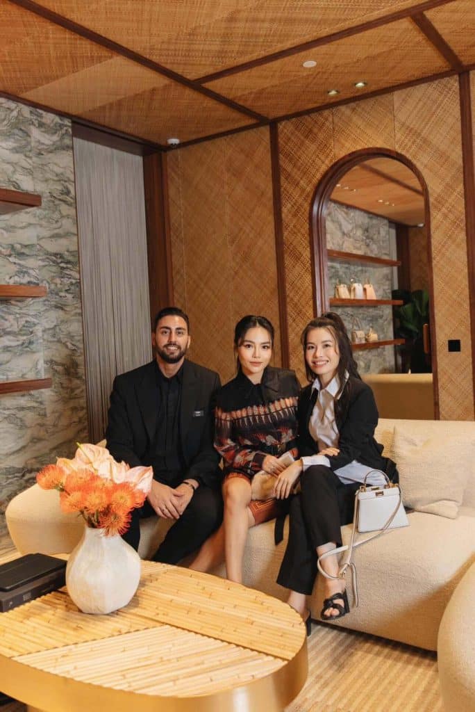Ba người ngồi trên ghế sofa trong không gian nội thất ấm cúng sang trọng