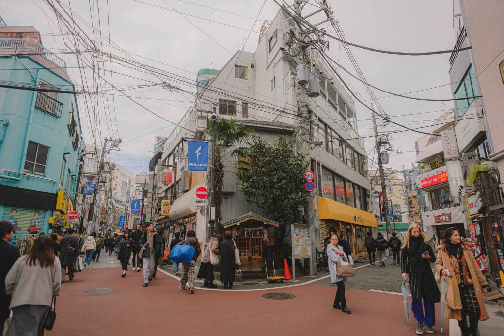 Phố xá đông đúc ở Tokyo với nhiều cửa hàng và đường dây điện chằng chịt