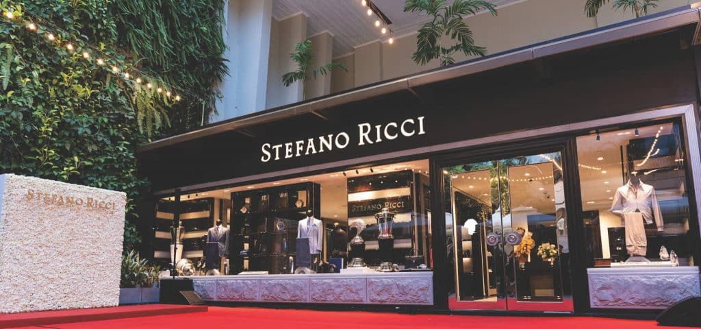 Mặt tiền cửa hàng Stefano Ricci với thảm đỏ và trang trí sang trọng