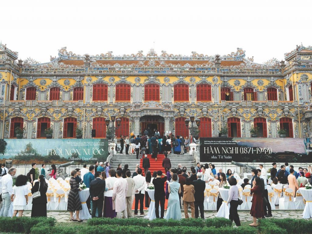 Khung cảnh khai mạc triển lãm nghệ thuật trước điện Thái Hòa Huế