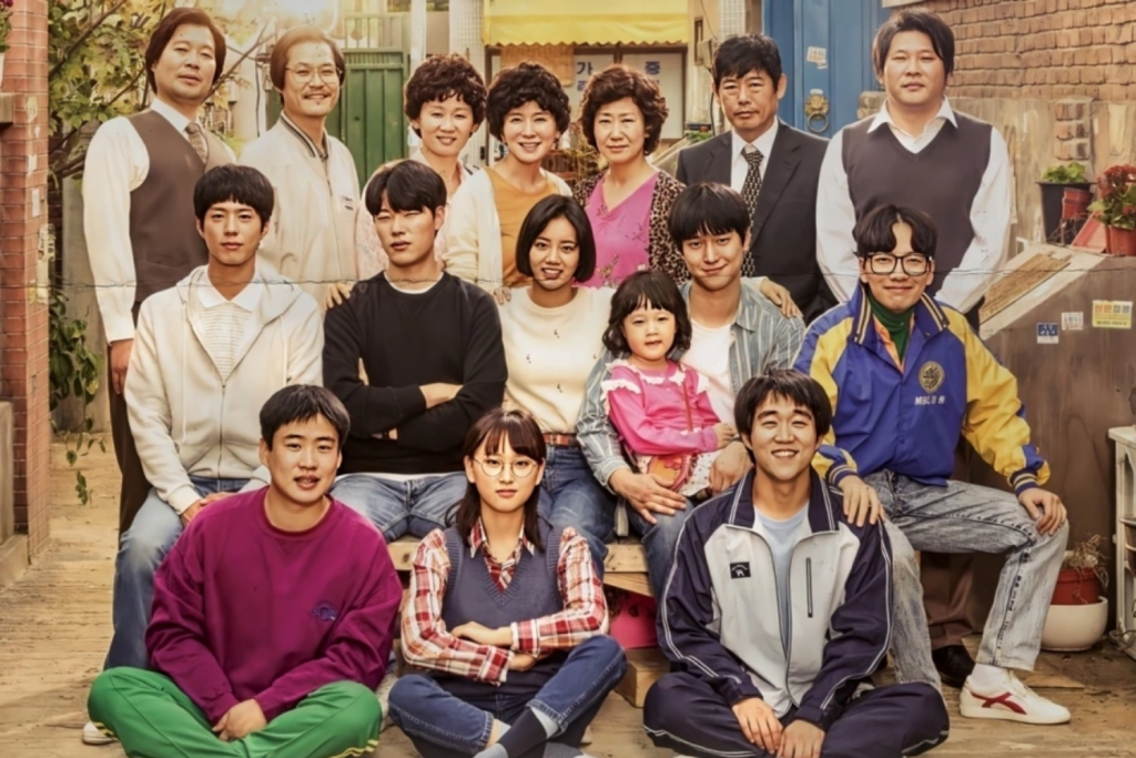 Một nhóm người đa thế hệ tạo dáng thân thiện trước một con hẻm nhỏ