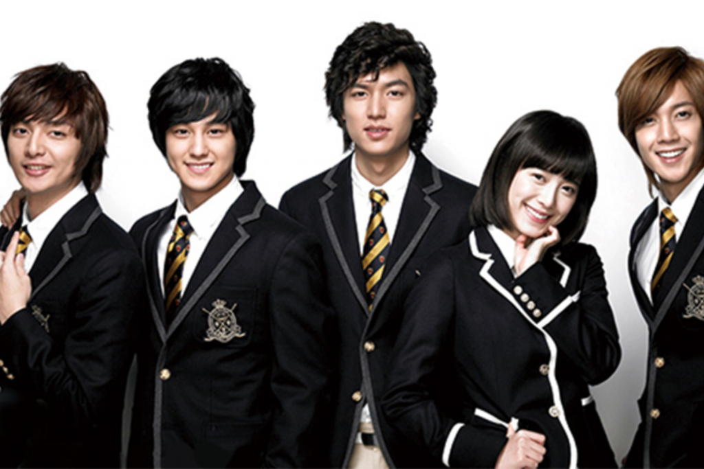 Nhóm học sinh mặc đồng phục blazer đen cười rạng rỡ trước ống kính