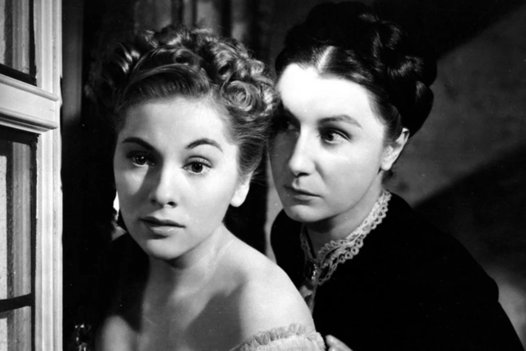 Hai phụ nữ trong phim cổ điển nhìn thẳng vào ống kính với biểu cảm nghiêm nghị