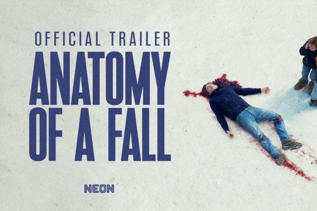 Một người đàn ông nằm bất động trên tuyết với vết máu lớn cạnh dòng chữ giới thiệu phim "Anatomy of a Fall"