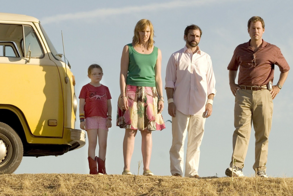 Một gia đình bốn người đứng trên đồi nhìn về phía chiếc xe buýt màu vàng