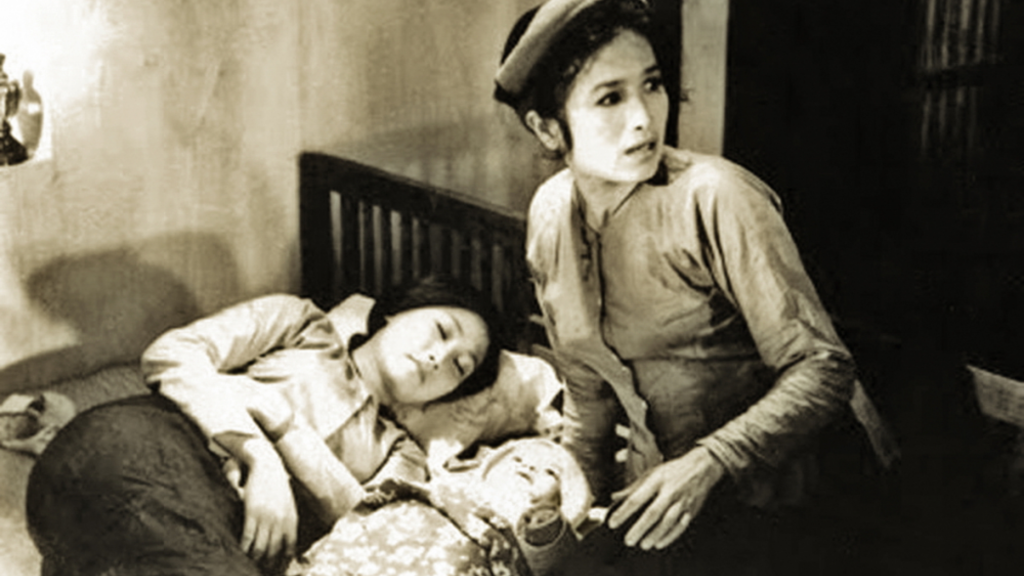Người mẹ lo lắng chăm sóc con gái đang ốm trên giường trong khung cảnh xưa