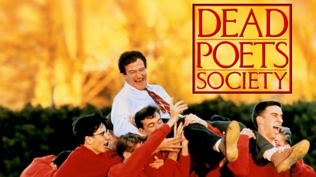 Giáo viên và học sinh vui vẻ nâng nhau lên trong khung cảnh mùa thu vàng