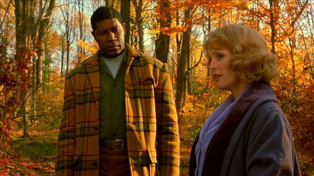 Nam và nữ đi dạo trong rừng cây lá vàng vào mùa thu