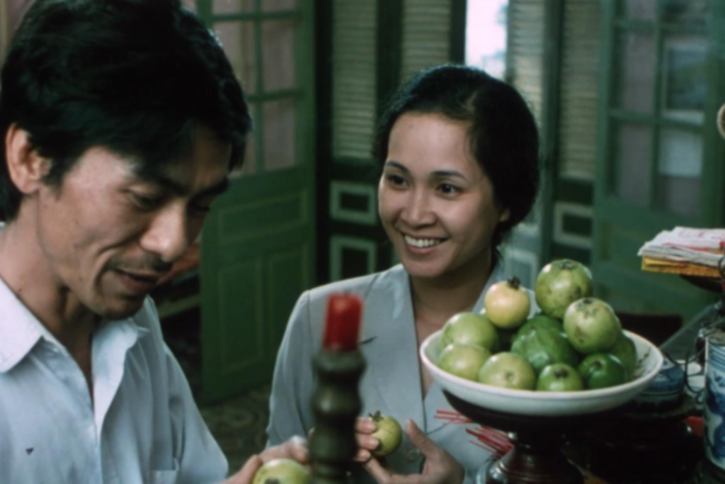 Cặp đôi trong phim Việt nhìn nhau mỉm cười bên đĩa ổi xanh tươi mát