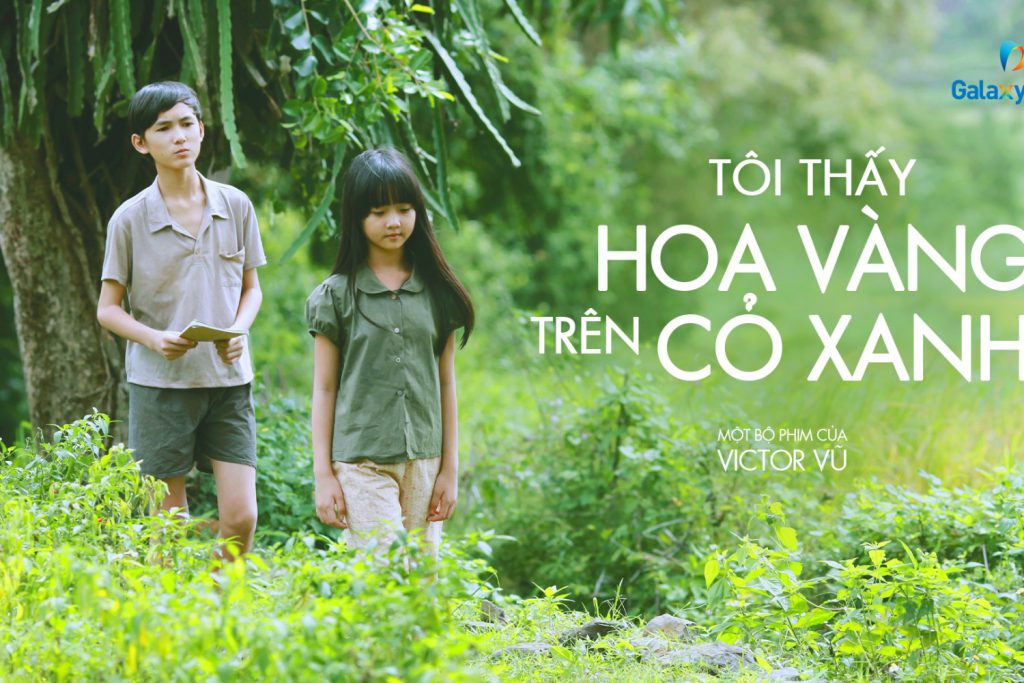 Hai em nhỏ đi trên con đường đất giữa khung cảnh thiên nhiên xanh mát