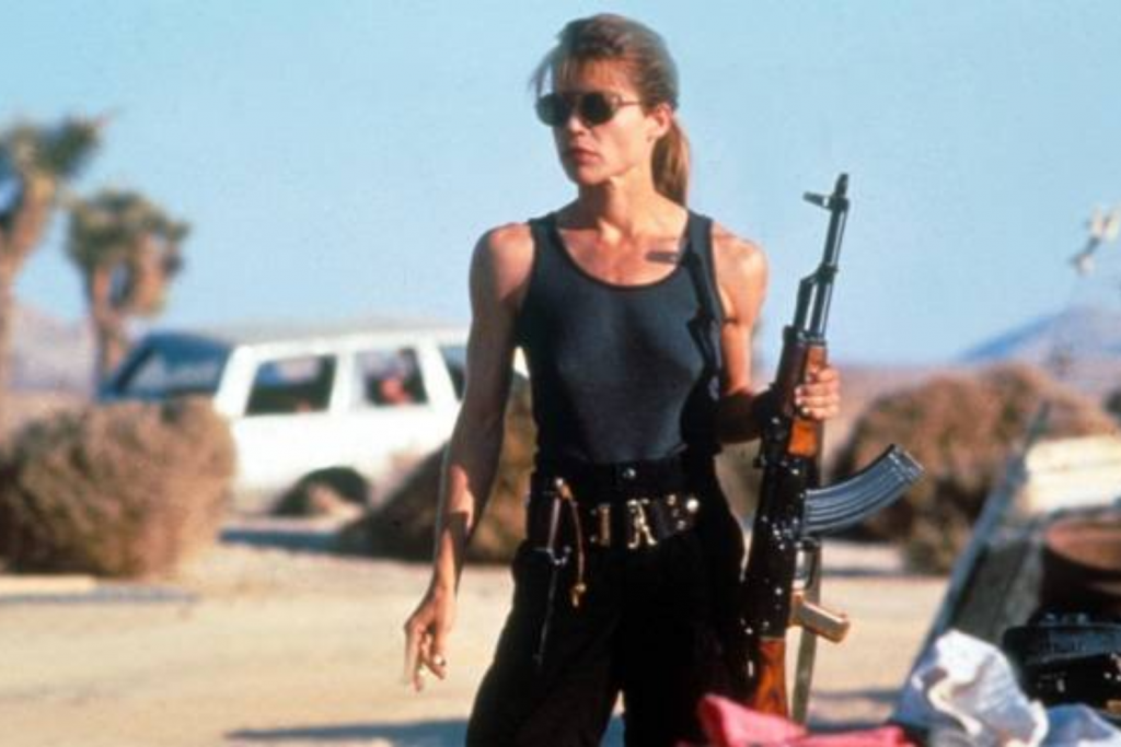 Nữ chiến binh mạnh mẽ cầm súng giữa khung cảnh sa mạc rộng lớn