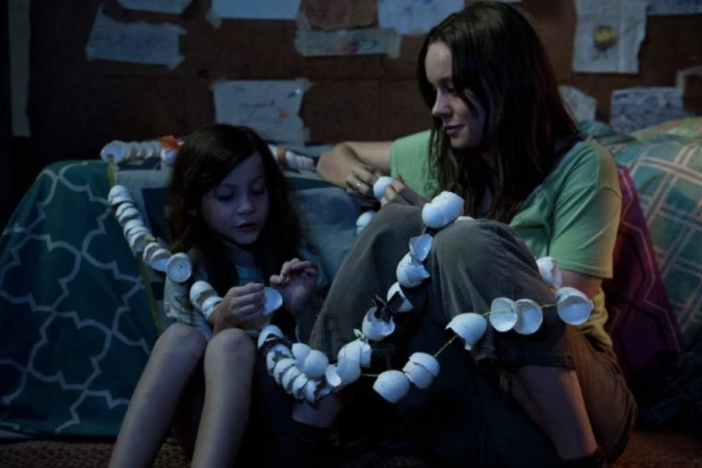 Mẹ và con gái cùng nhau xâu chuỗi đồ trang trí bằng vỏ trứng trong phòng