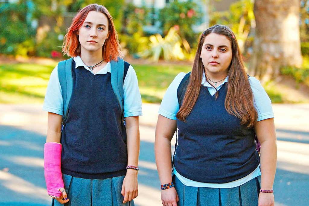 Hai nữ sinh mặc đồng phục nhìn thẳng vào ống kính với biểu cảm trầm tư