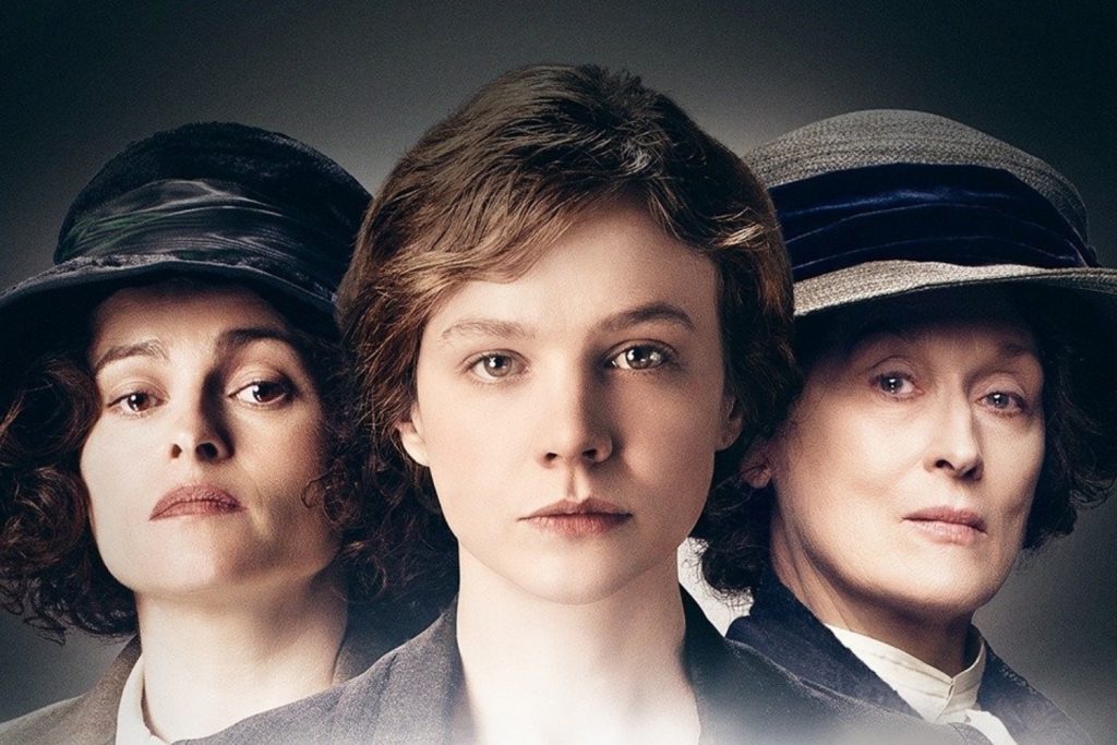 Ba phụ nữ đội mũ nhìn thẳng vào ống kính thể hiện sự mạnh mẽ và kiên định