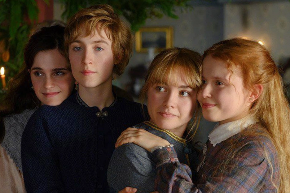 Bốn cô gái trẻ nhìn vào ống kính với biểu cảm thân thiện và ấm áp