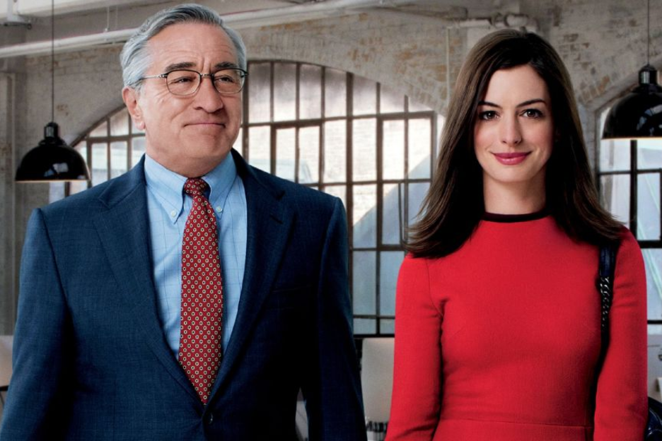 Một người đàn ông lớn tuổi và một phụ nữ trẻ đang mỉm cười nhìn thẳng vào ống kính