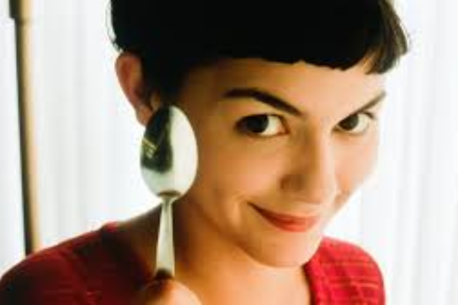 Cô gái trẻ với mái tóc đen ngắn đang cầm một chiếc thìa gần tai