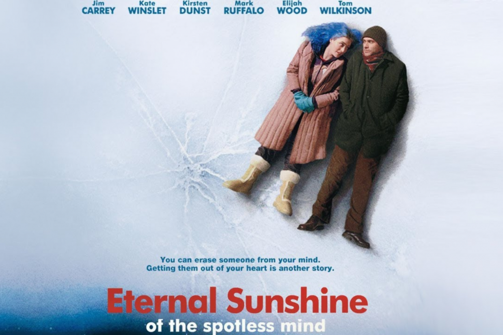 Cặp đôi nắm tay nhau đi trên nền tuyết trắng trong khung cảnh mùa đông lãng mạn