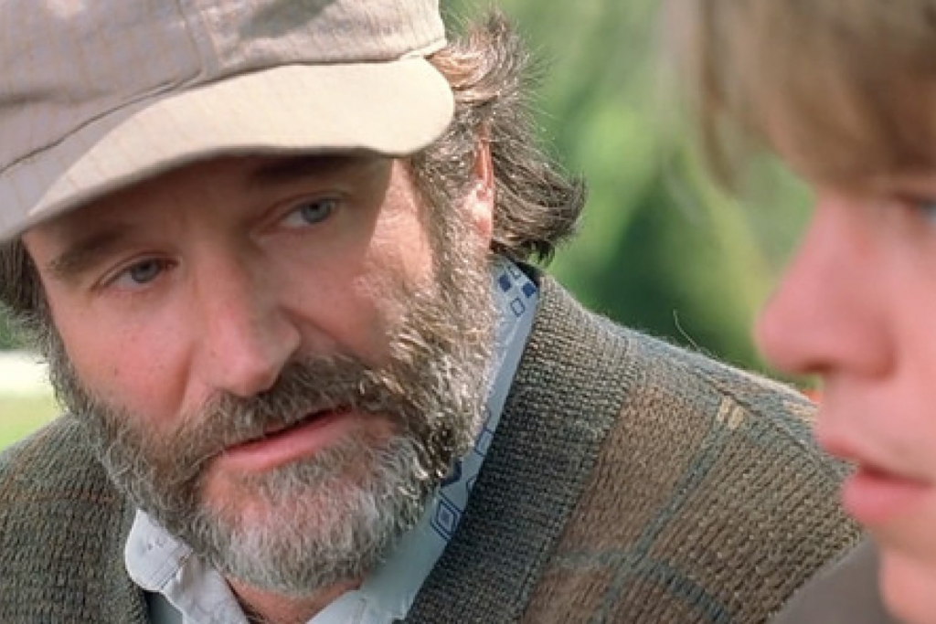 Người đàn ông lớn tuổi với râu dài nhìn về phía người đối diện