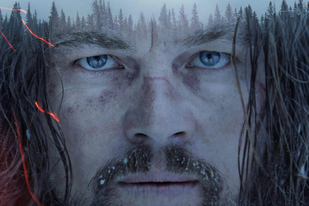 Gương mặt người đàn ông với ánh mắt nhìn thẳng thể hiện sự kiên cường giữa khung cảnh rừng thông phủ tuyết