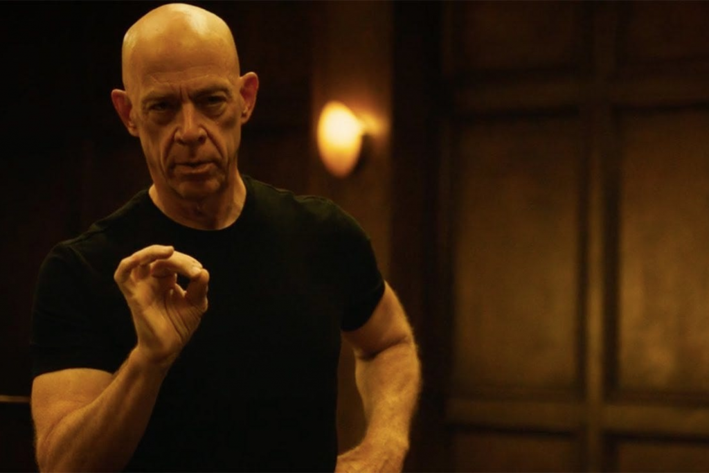 Bruce Willis nghiêm nghị với tư thế sẵn sàng chiến đấu trong một cảnh phim hành động